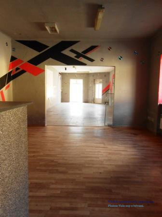 Na predaj multifunkčná budova v centre Hnúšti