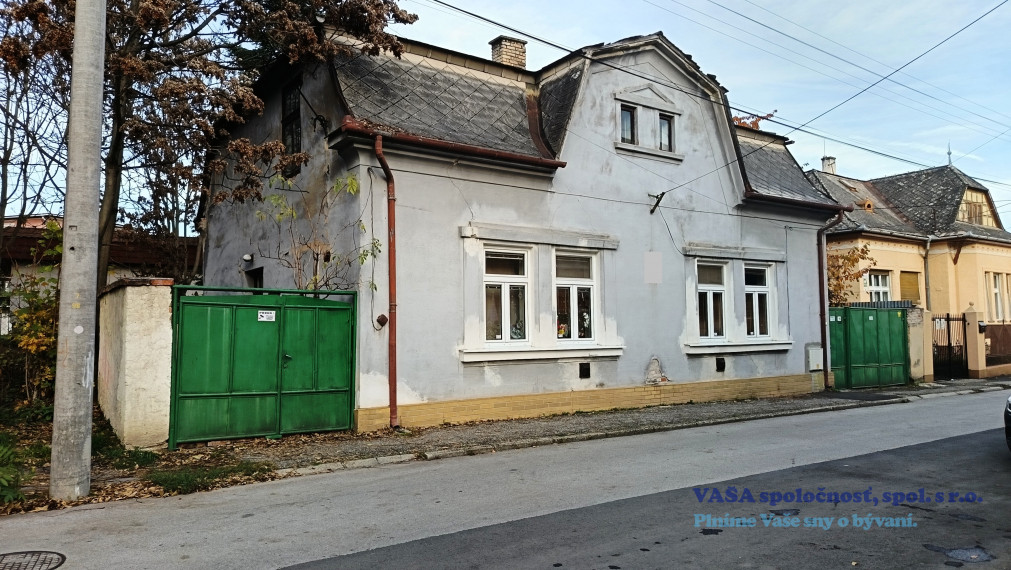 SÚRNE NA PREDAJ! - stavebný pozemok s RD v Rimavskej Sobote