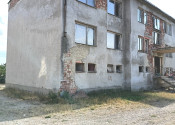 V ponuke sú dve tehlové bytové domy vo Včelinciach pri Tornali. - fotografia 3
