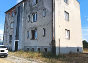 V ponuke sú dve tehlové bytové domy vo Včelinciach pri Tornali. - fotografia 2