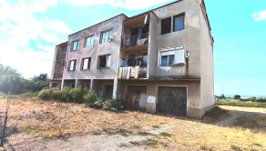 V ponuke sú dve tehlové bytové domy vo Včelinciach pri Tornali. - fotografia 8