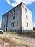 V ponuke sú dve tehlové bytové domy vo Včelinciach pri Tornali. - fotografia 2