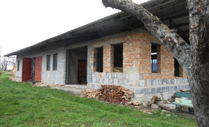 Novostavba s veľkým pozemkom, v STARNI, pri Tornali, okr. Revúca - fotografia 1