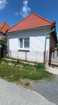Na predaj je 3-izbový domček v obci Mojín okr. Rimavská Sobota.