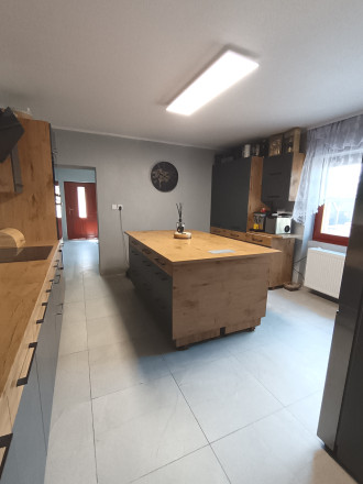 Na predaj veľký zrekonštruovaný RD v obci Holiša, okr. Lučenec - fotografia 12