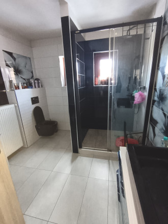 Na predaj veľký zrekonštruovaný RD v obci Holiša, okr. Lučenec - fotografia 19