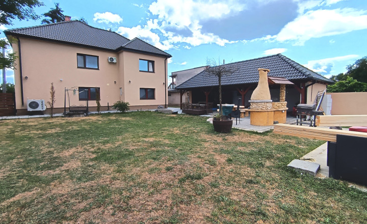 Na predaj veľký zrekonštruovaný RD v obci Holiša, okr. Lučenec - fotografia 5