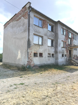 V ponuke sú dve tehlové bytové domy vo Včelinciach pri Tornali. - fotografia 2
